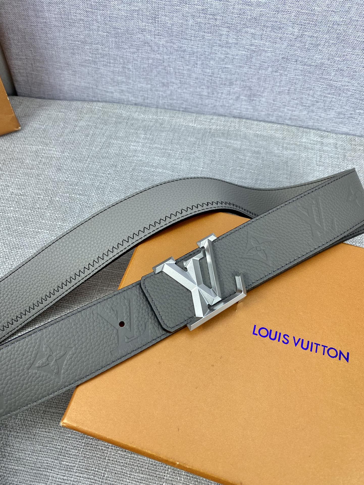 L*ouis V*uitton Belts Top Version