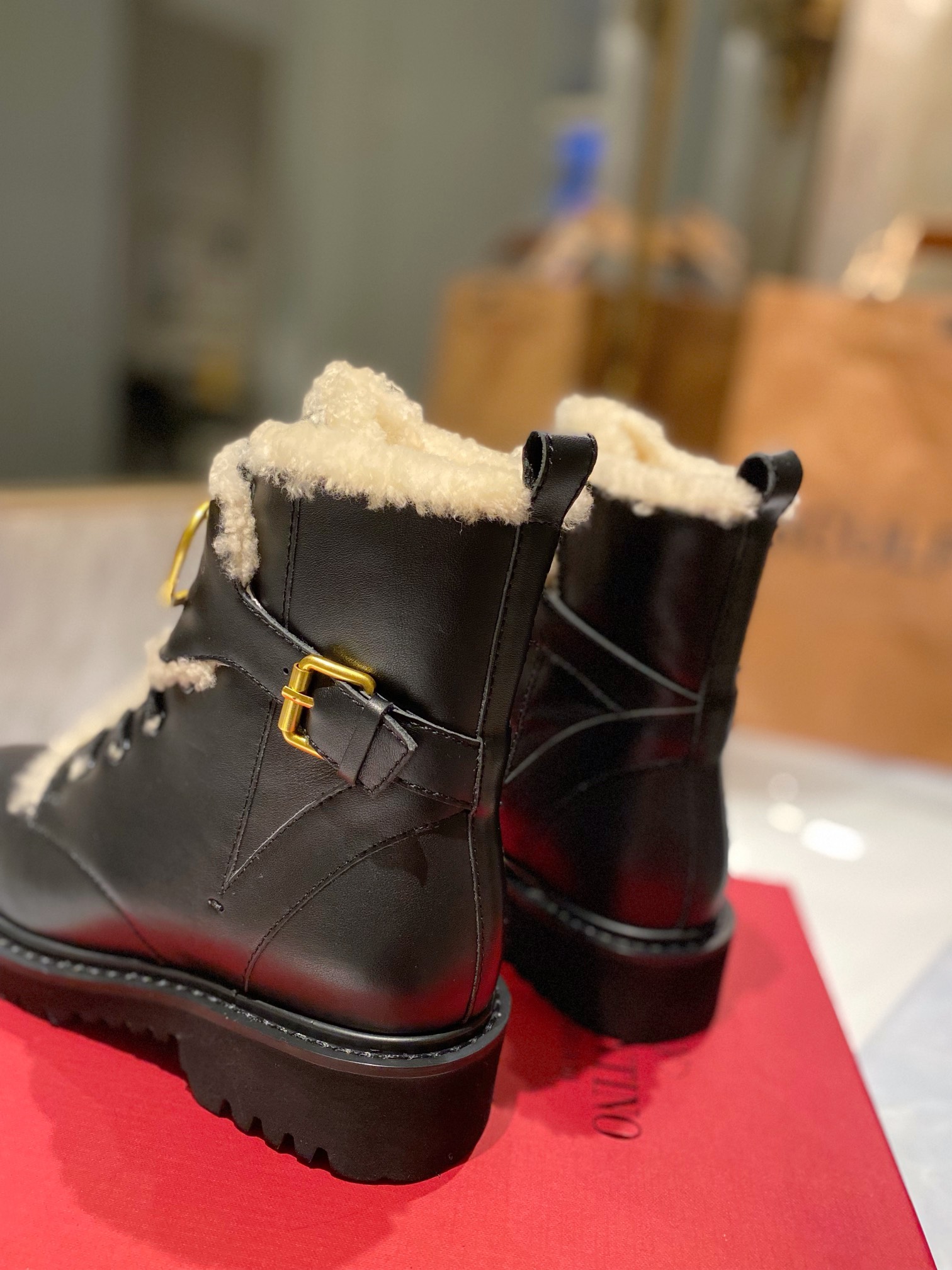 Women 𝑉*𝐴𝐿𝐸𝑁𝑇𝐼𝑁𝑂 Top Sneakers