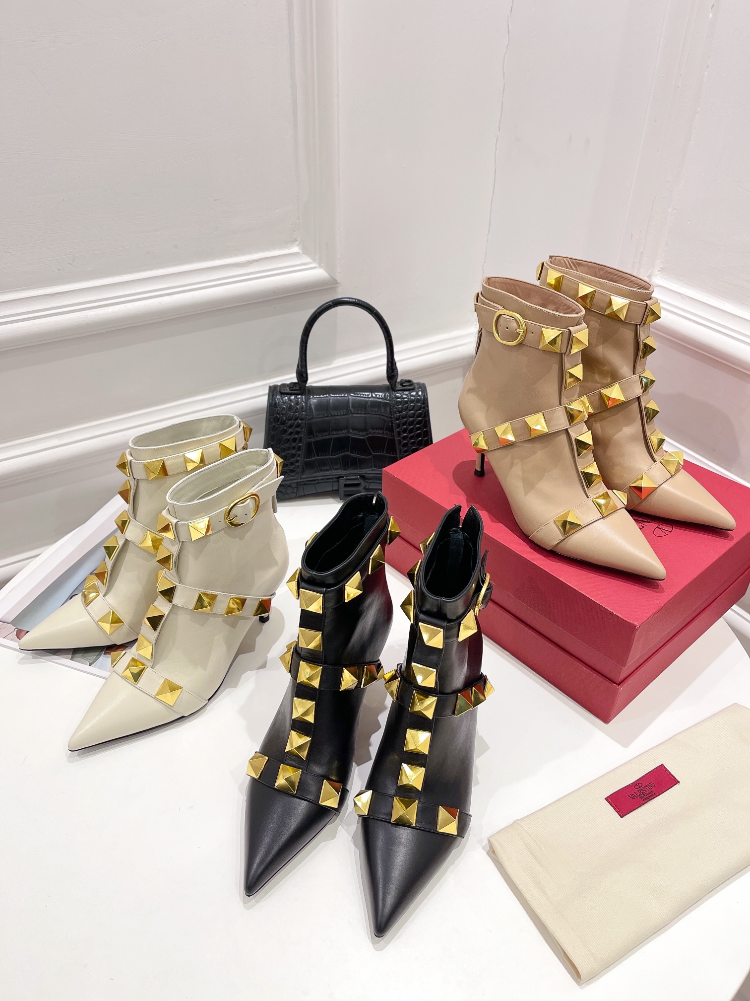 Women 𝑉*𝐴𝐿𝐸𝑁𝑇𝐼𝑁𝑂 Top Sneakers