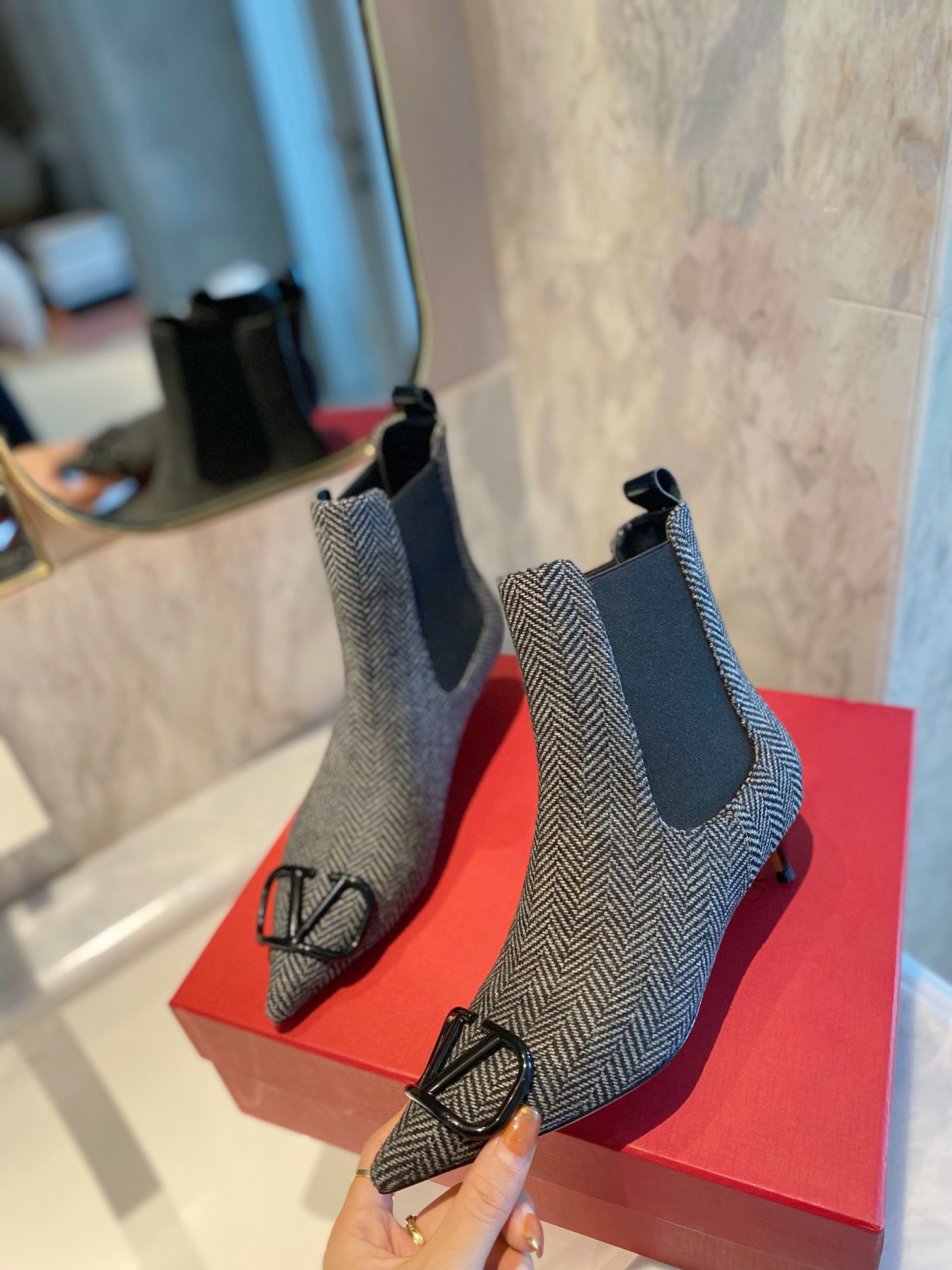 Women 𝑉*𝐴𝐿𝐸𝑁𝑇𝐼𝑁𝑂 Top Sneakers