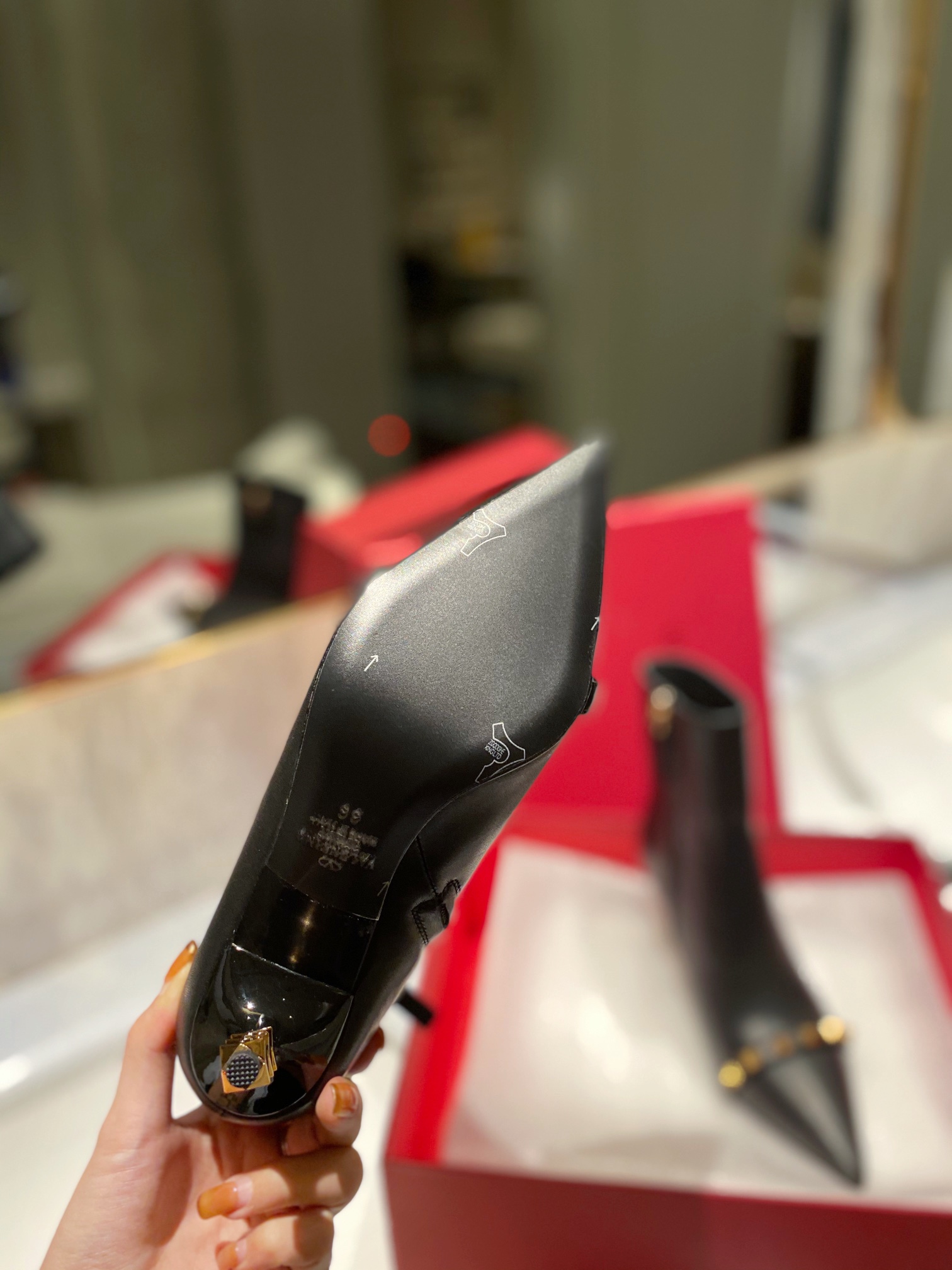 Women 𝑉*𝐴𝐿𝐸𝑁𝑇𝐼𝑁𝑂 Top Sneakers