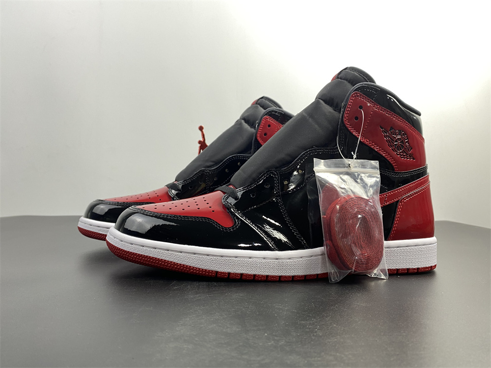 Air Jordan 1 High OG “Bred Patent” 555088-063