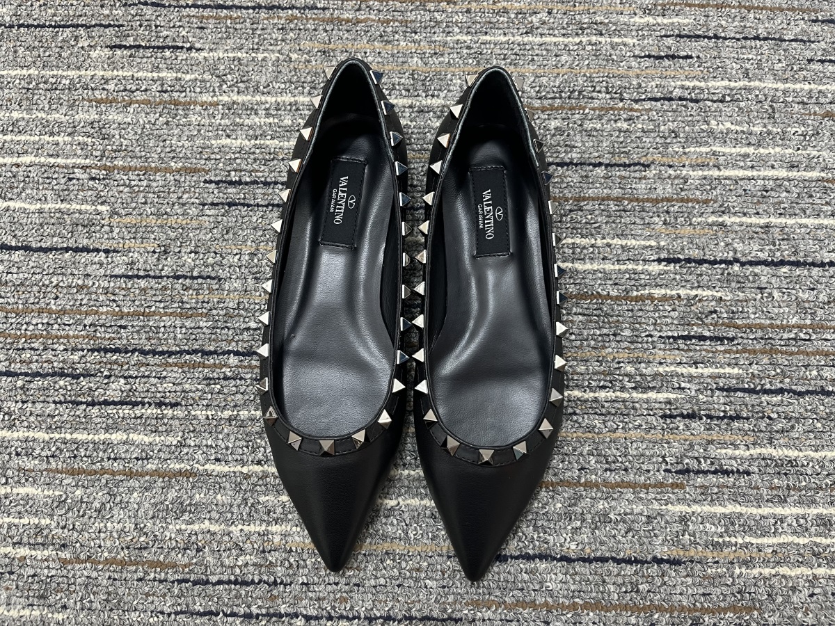 Women 𝑉*𝐴𝐿𝐸𝑁𝑇𝐼𝑁𝑂 Top Sneakers