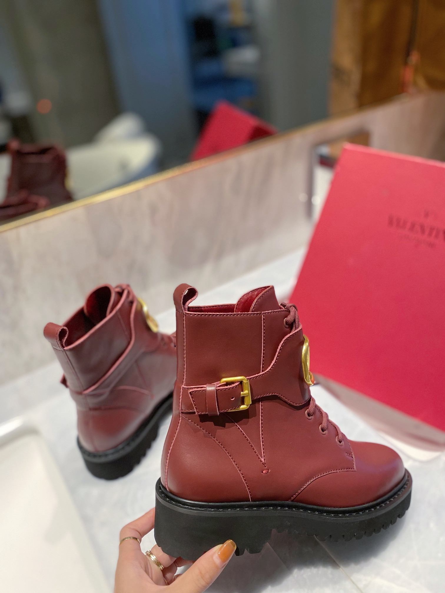 Women 𝑉*𝐴𝐿𝐸𝑁𝑇𝐼𝑁𝑂 Top Sneakers