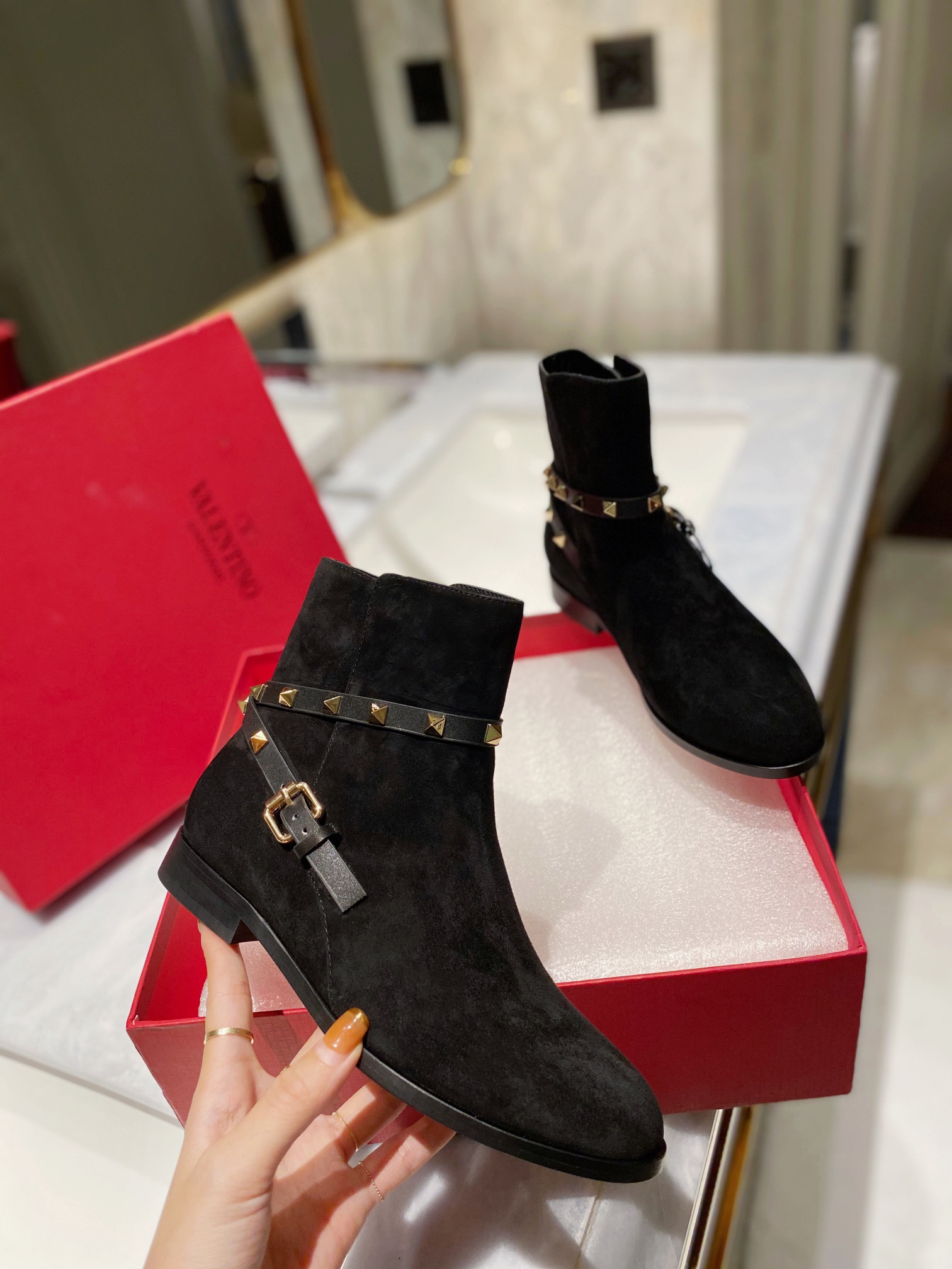 Women 𝑉*𝐴𝐿𝐸𝑁𝑇𝐼𝑁𝑂 Top Sneakers