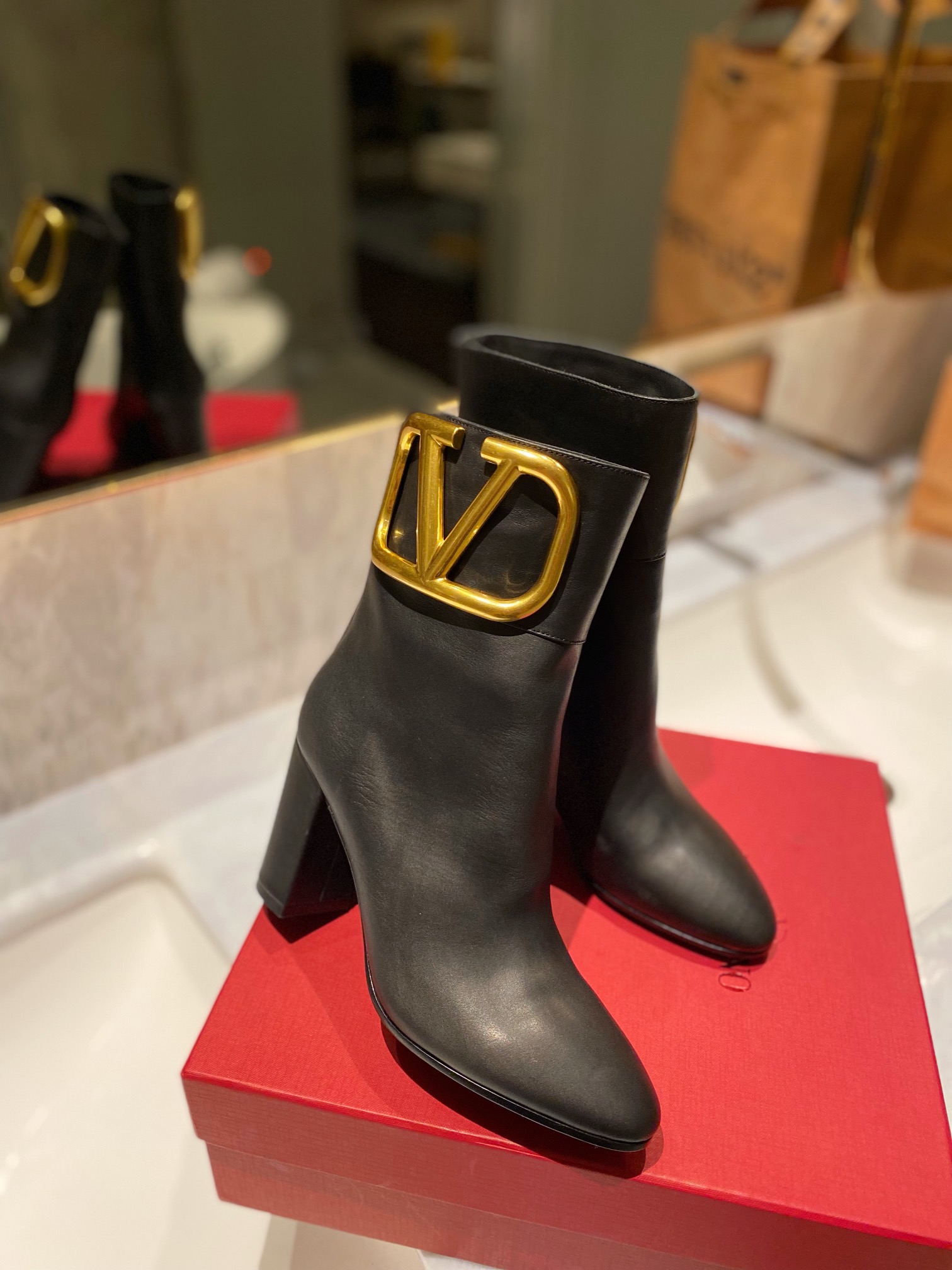 Women 𝑉*𝐴𝐿𝐸𝑁𝑇𝐼𝑁𝑂 Top Sneakers