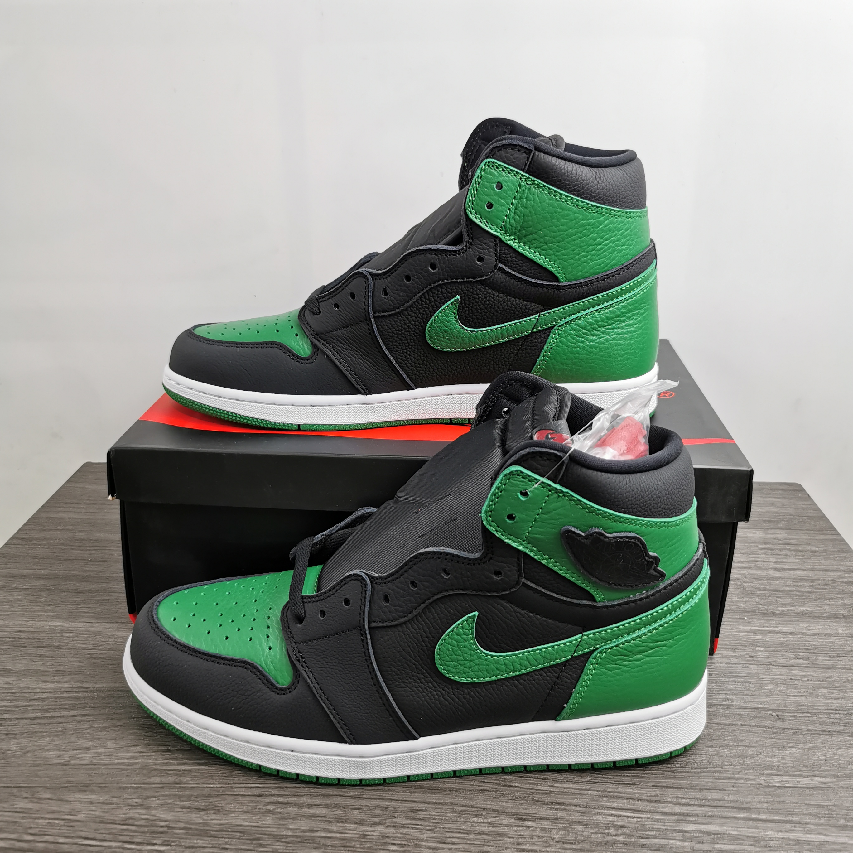 Air Jordan 1 Retro High OG Pine Green 555088-030