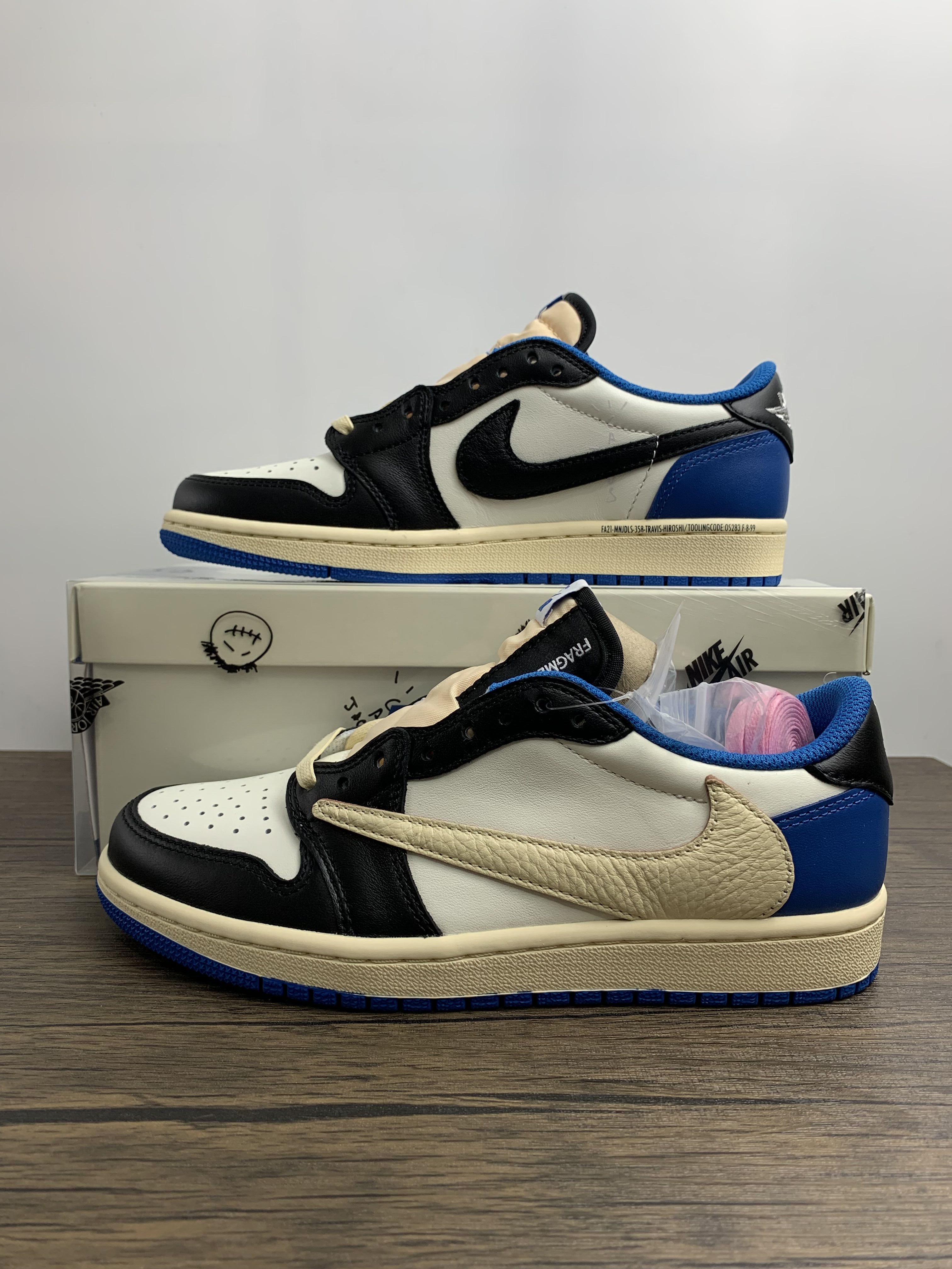 Nike air jordan 1 low travis scott