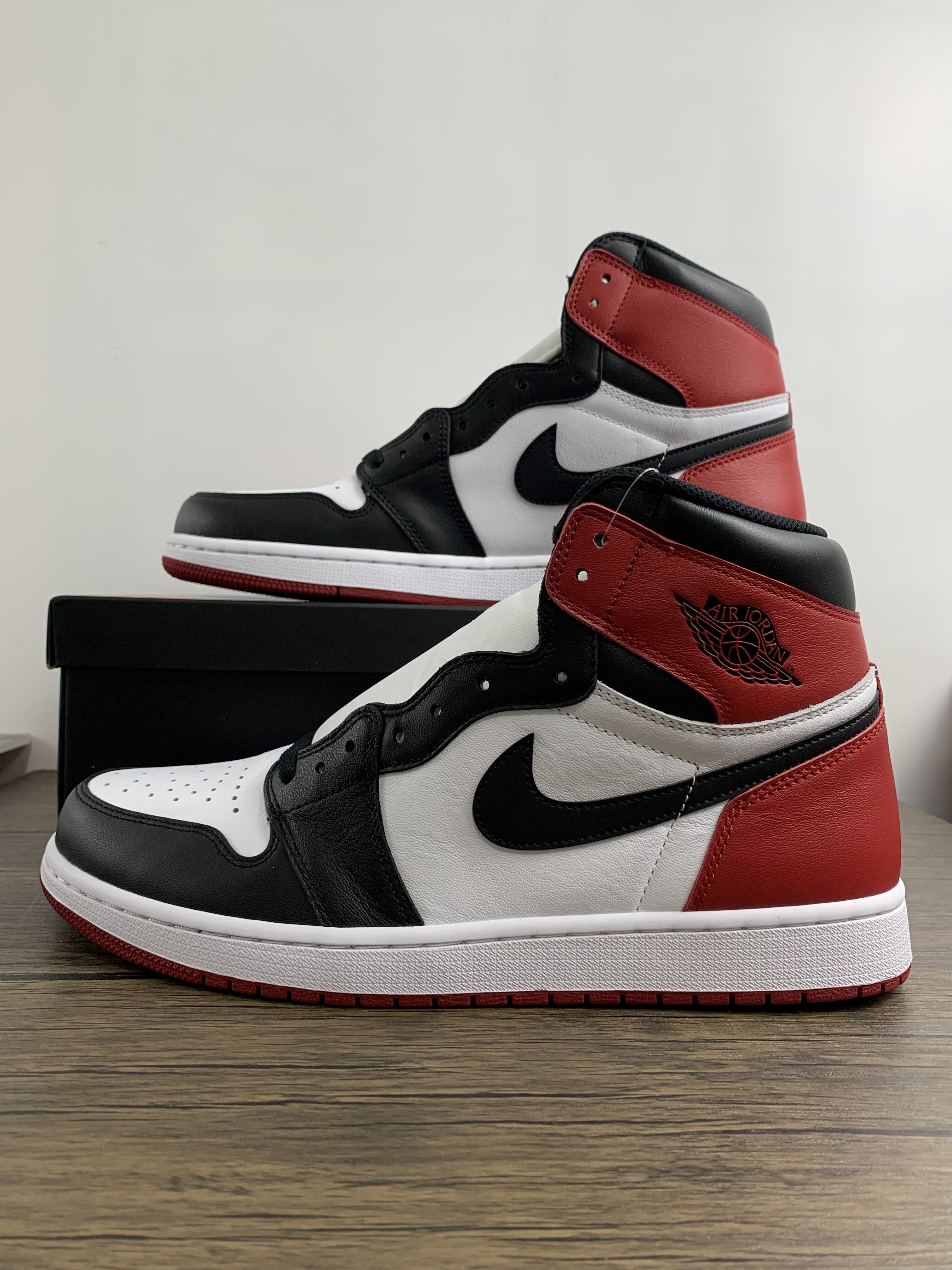 Air Jordan 1 Black Toe 555088-125