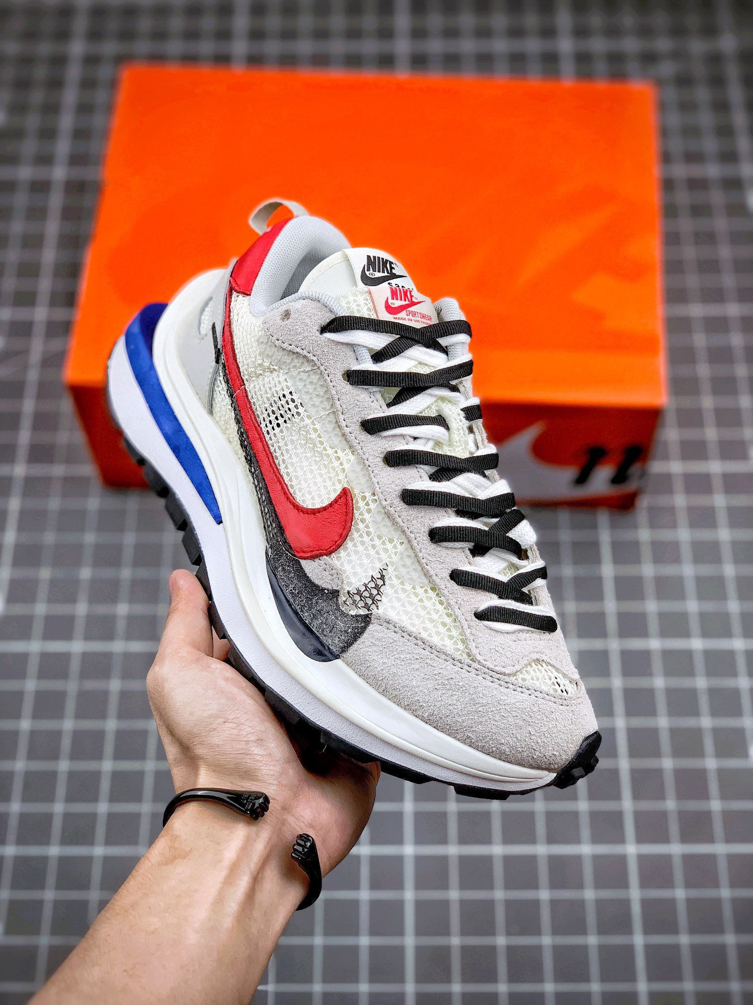 Sacai+Nike vaporwaffle sesame void