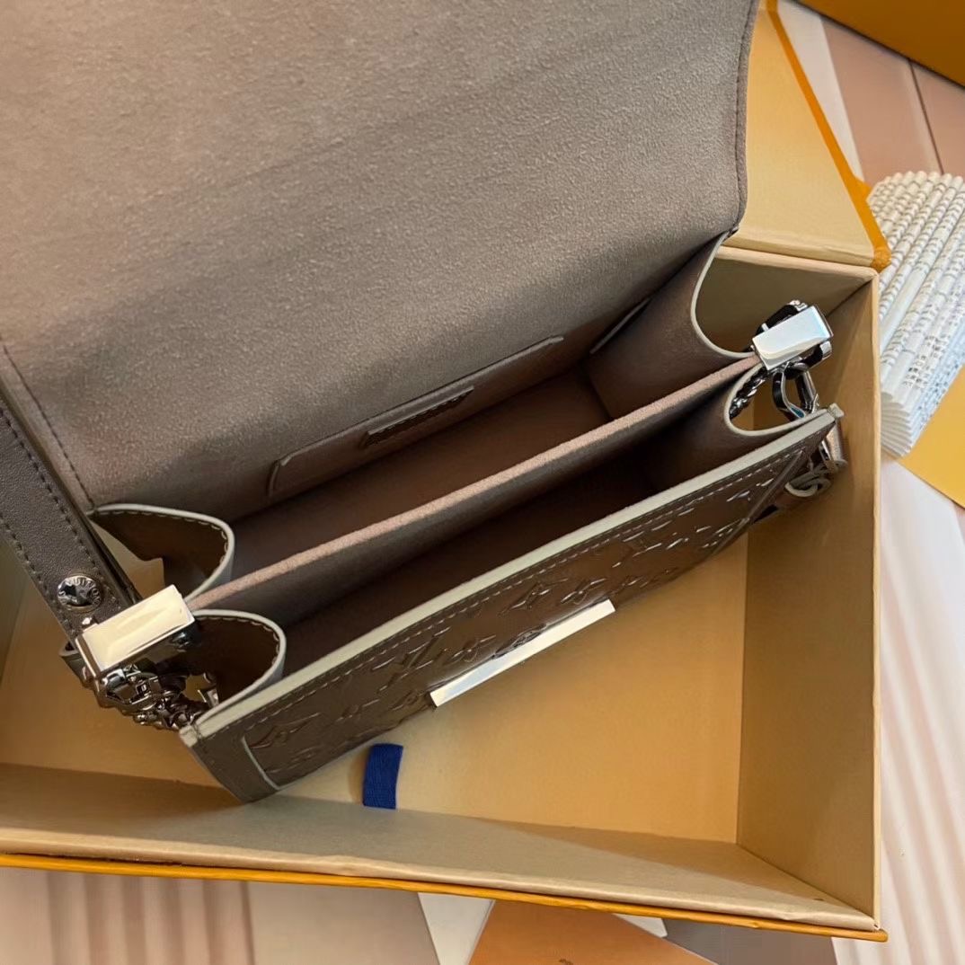 L*ouis V*uitton M21740 Top Bag