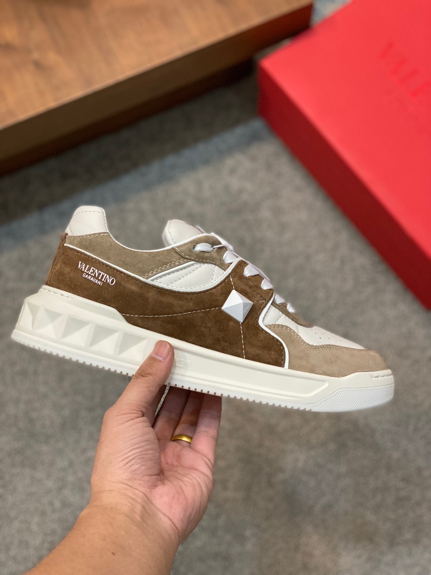 Men Women 𝑉*𝐴𝐿𝐸𝑁𝑇𝐼𝑁𝑂 Top Sneaker