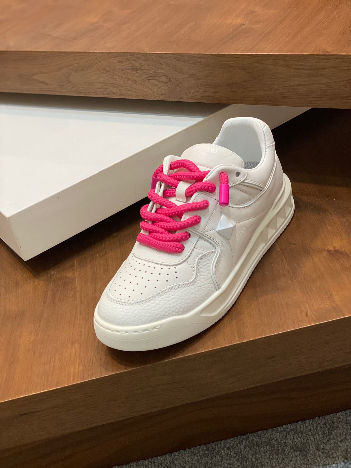 Men Women 𝑉*𝐴𝐿𝐸𝑁𝑇𝐼𝑁𝑂 Top Sneaker