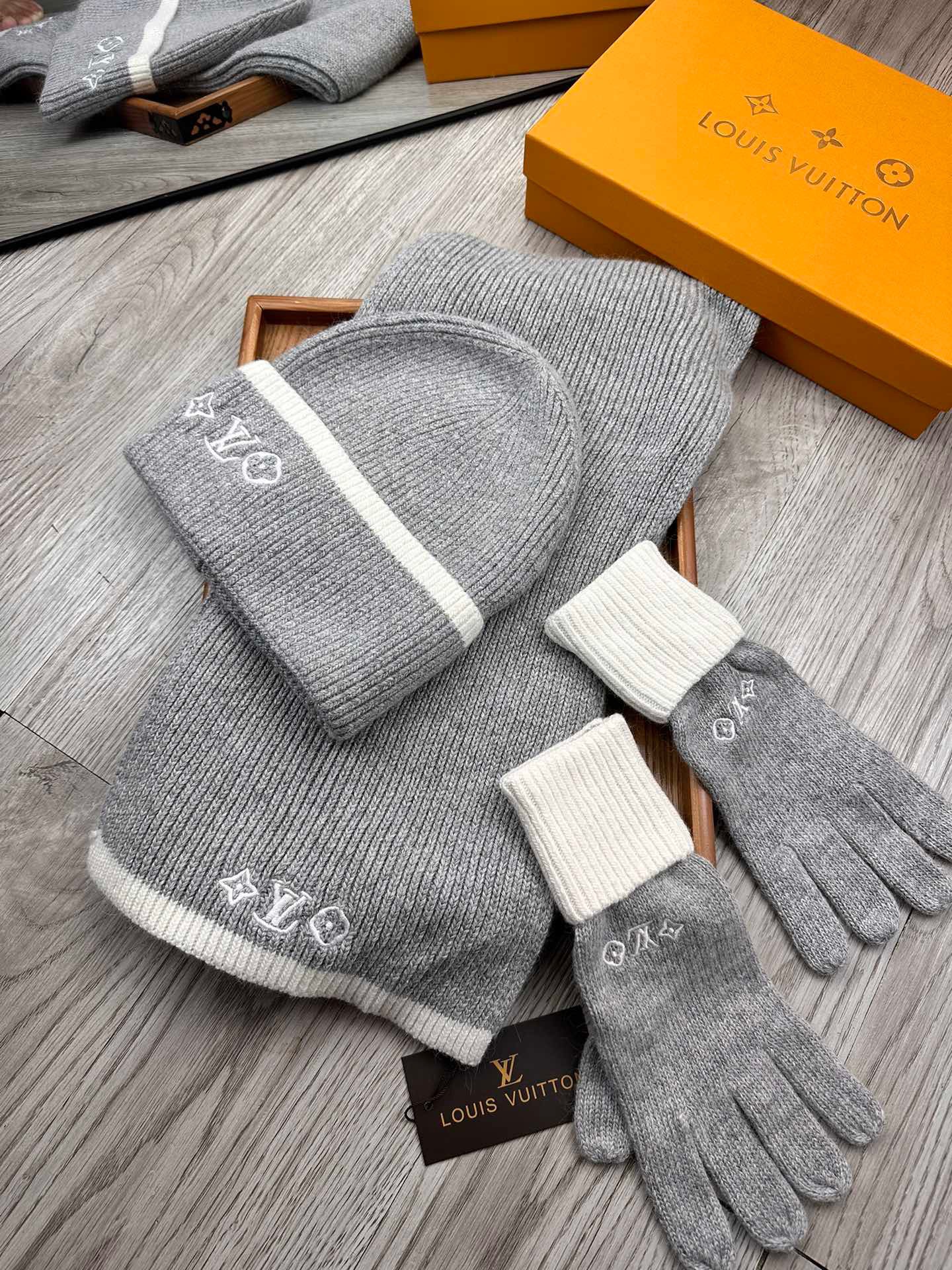 Women Men Hat+Gloves+The scarf L*V