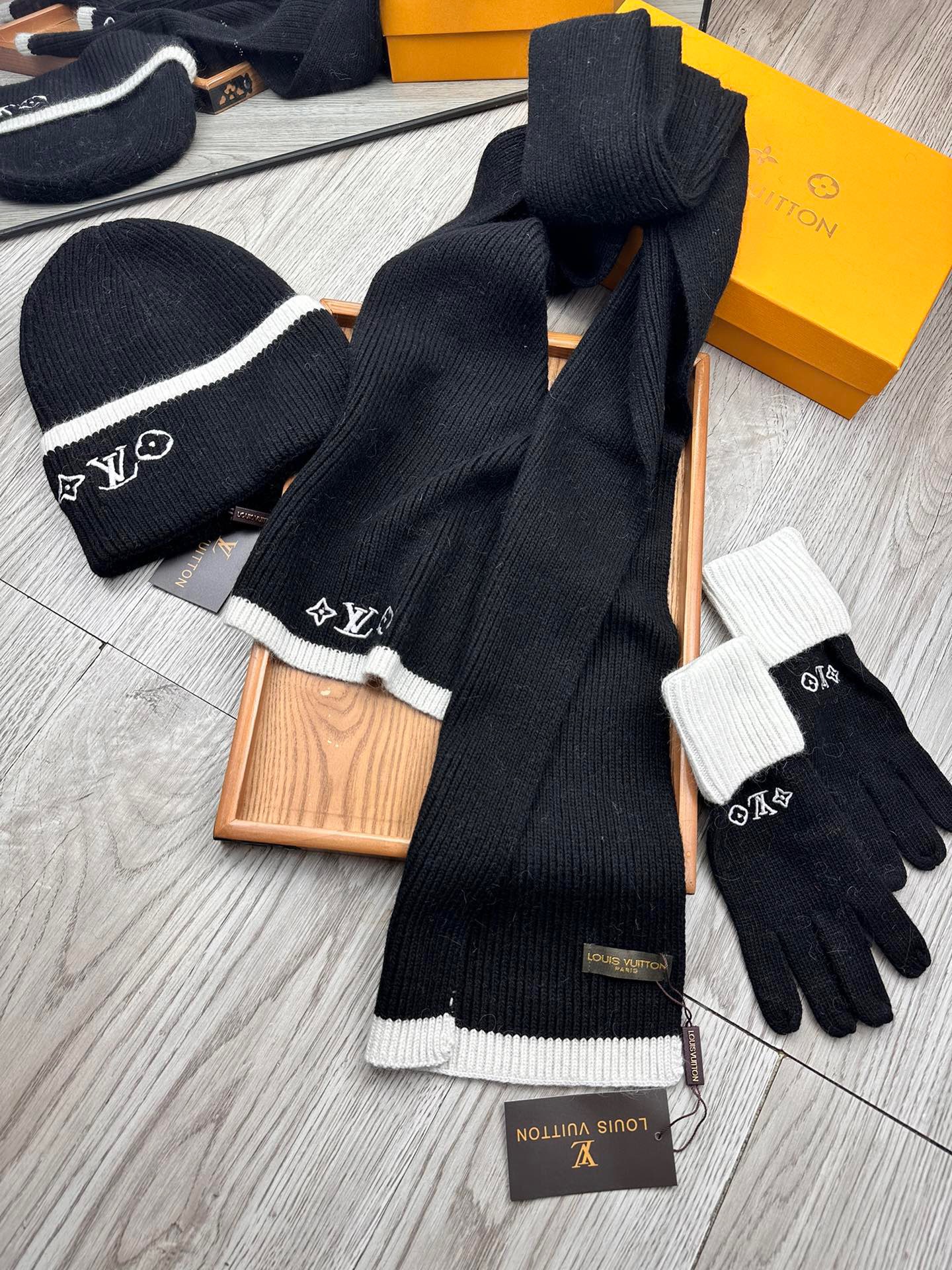 Women Men Hat+Gloves+The scarf L*V