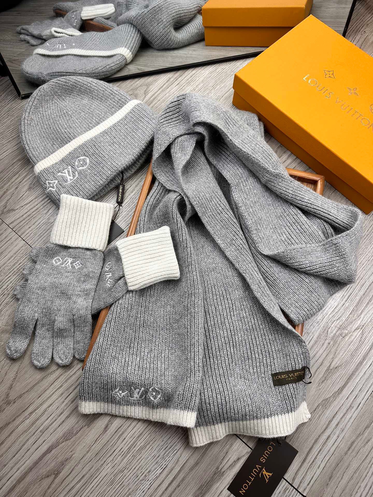 Women Men Hat+Gloves+The scarf L*V