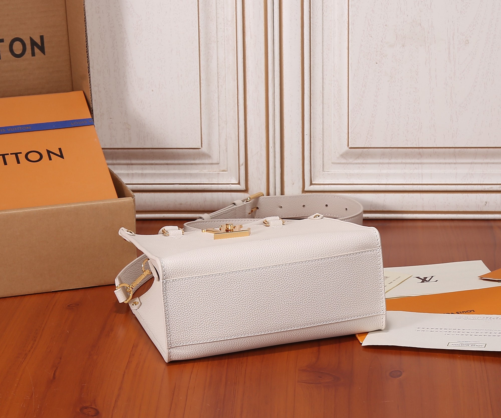 women L*ouis V*uitton Top Bag M23637