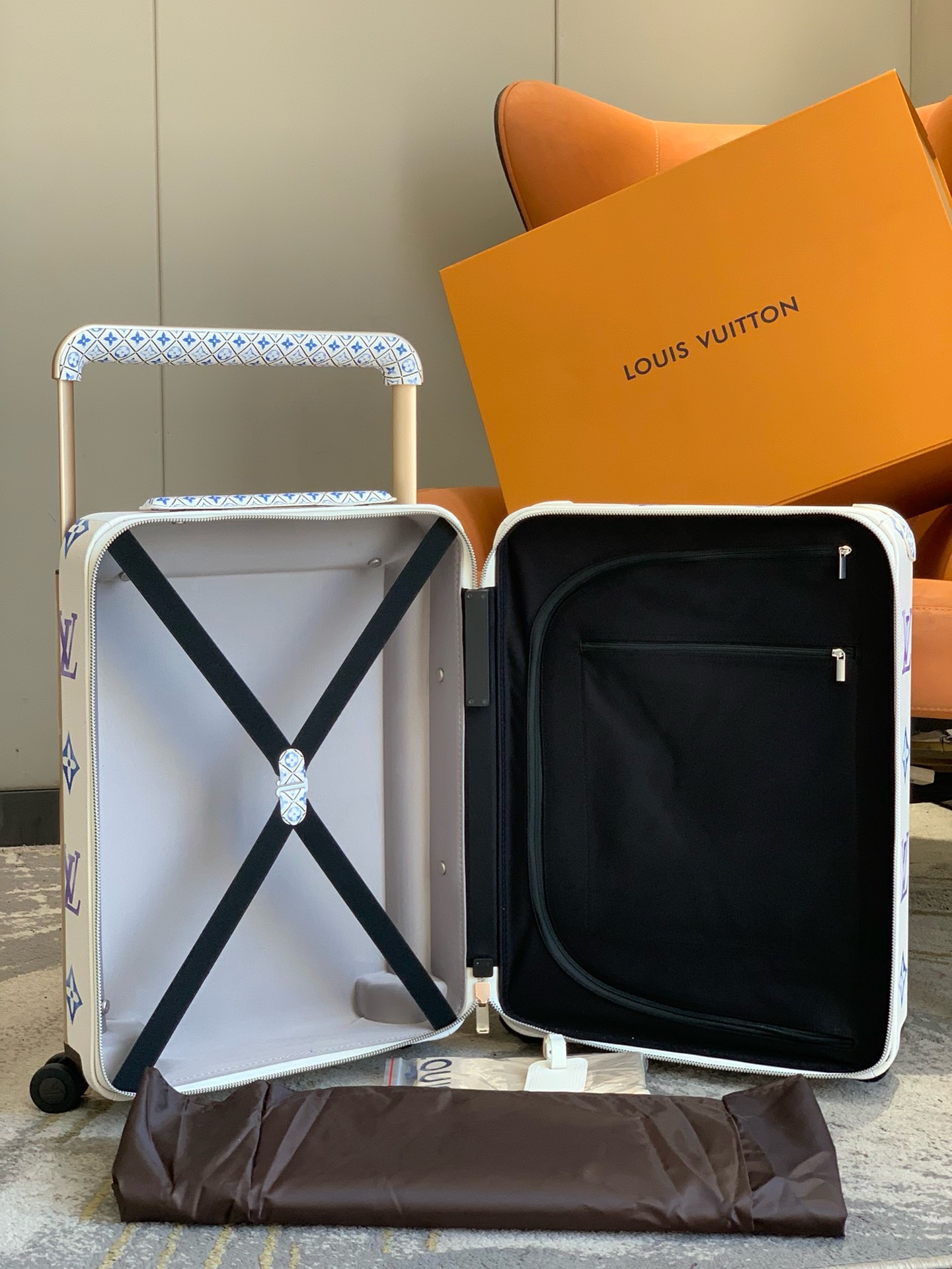 L*ouis V*uitton Luggage