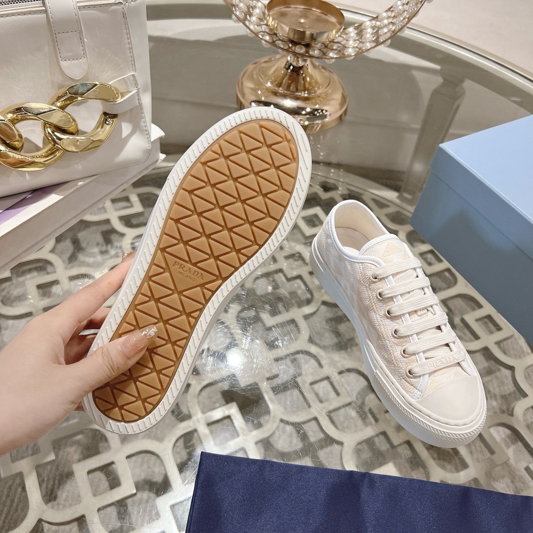 Women Top Quality P*rada shoes